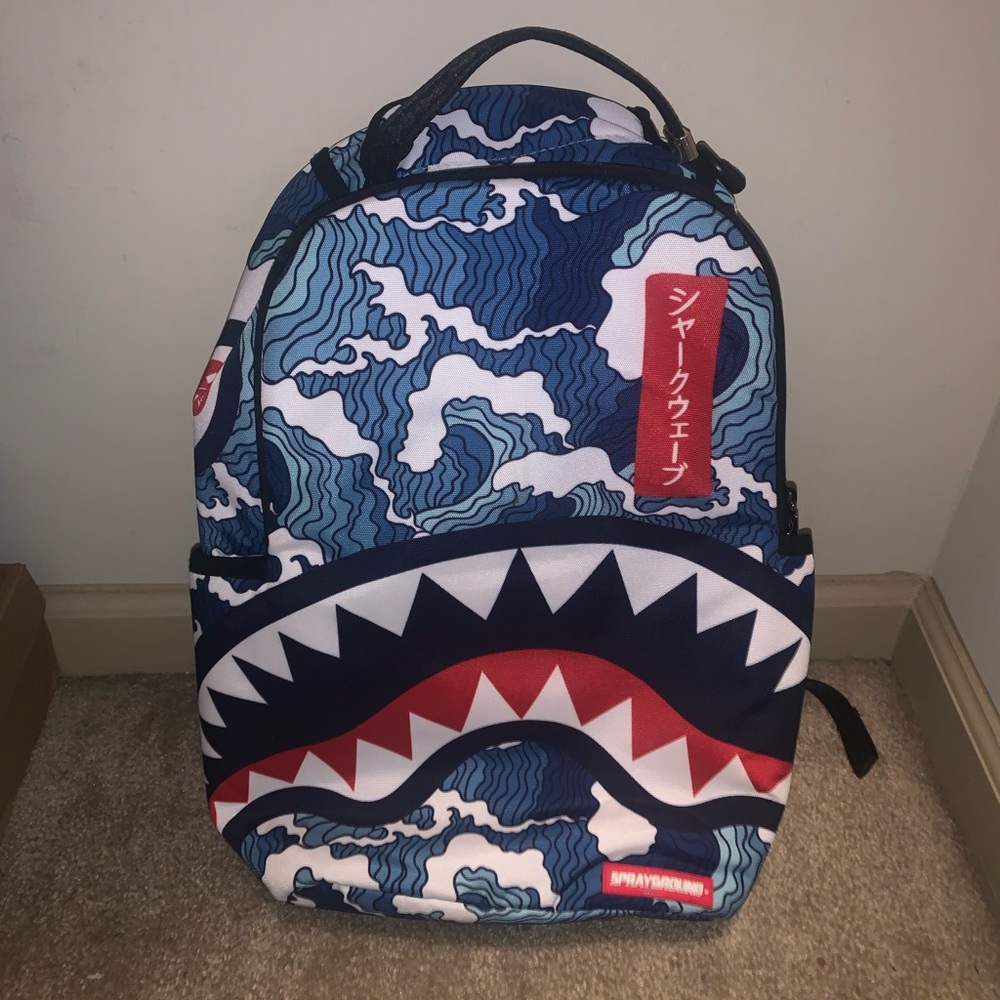 THE SHARK WAVE (MADE FROM 100% RECYCLED PLASTIC BOTTLES FROM THE OCEAN)